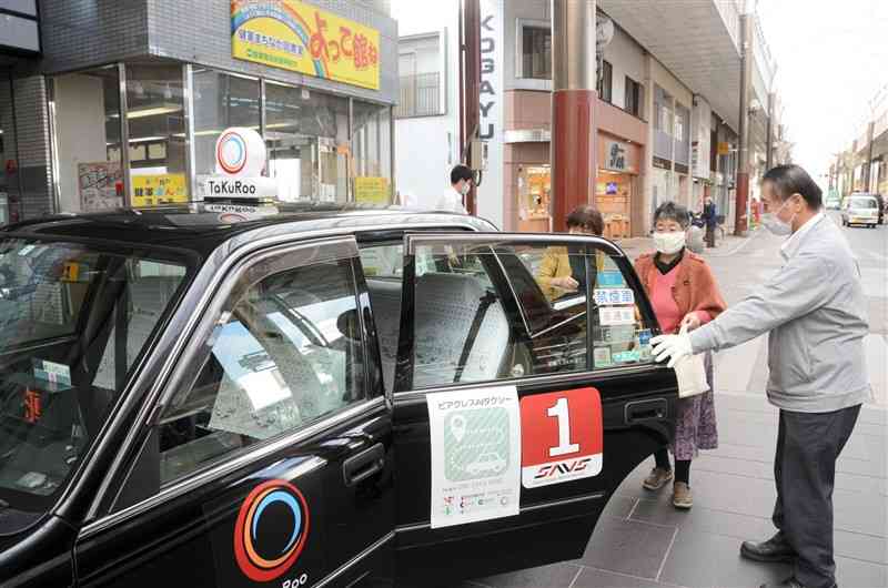 熊本市などが2021年度実施したAIタクシーの実証実験。本年度の実験ではジャンボタクシーを使う＝21年11月、熊本市東区