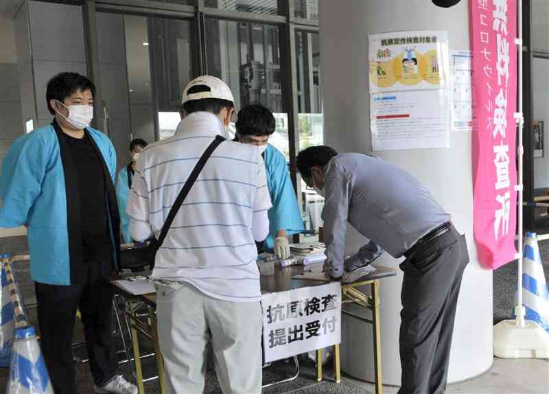 JR熊本駅白川口に開設された「臨時検査拠点」で検査を申し込む人たち＝5日午前10時20分ごろ、熊本市西区