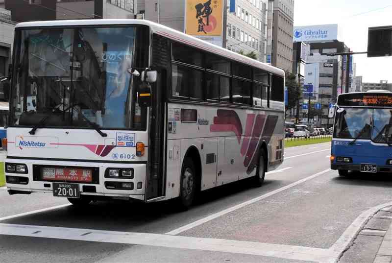 九州産交バスと西日本鉄道が共同運行する熊本－福岡間の高速バス「ひのくに号」（左）。精神障害者割引は導入されていない＝7月下旬、熊本市中央区