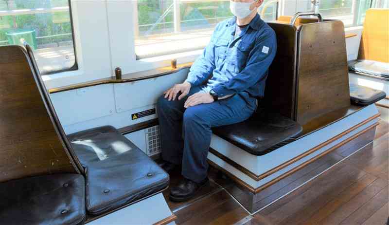 熊本市電の超低床電車「COCORO」の座席。2人座る設定だが、大人が座ると隣に大人がもう1人座るには狭い＝熊本市西区の上熊本車両工場