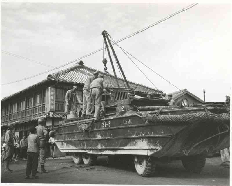 ❶南島原市口之津町で車両を積む水陸両用車「ダック」＝1945年10月