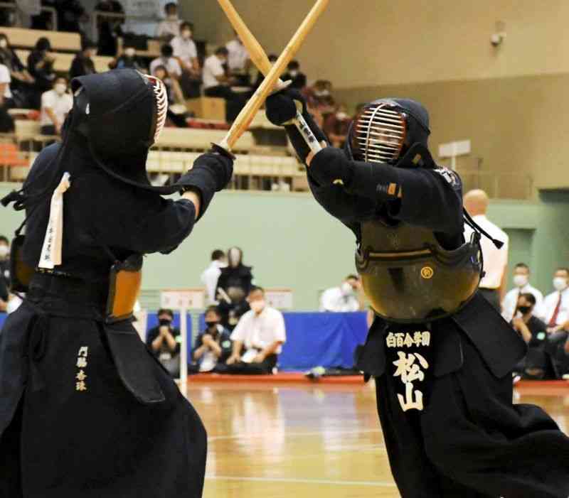 【剣道女子団体予選リーグ・八代白百合－小牛田農林（宮城）】副将戦。相手を攻める八代白百合の松山（右）