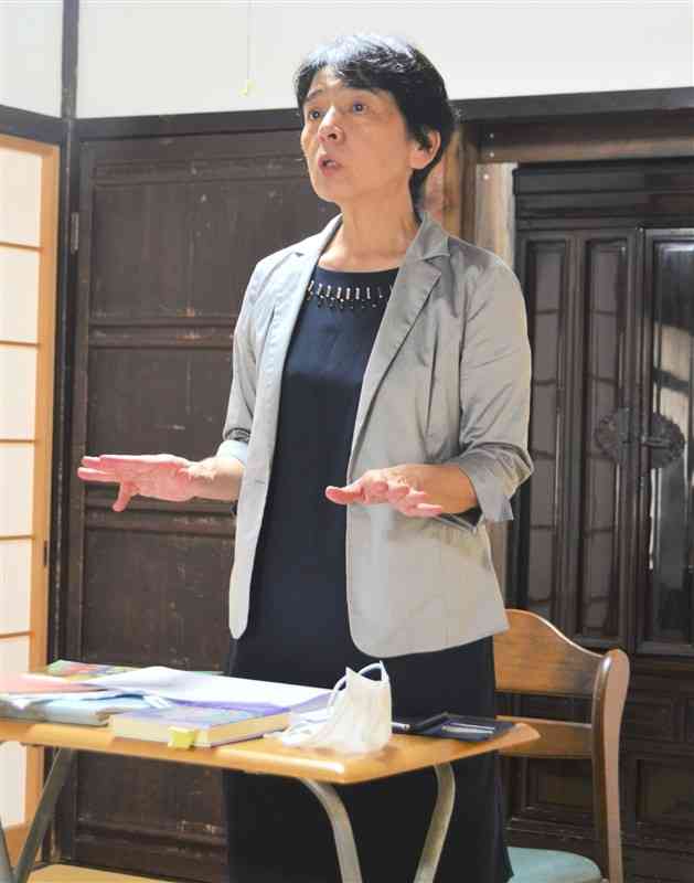夏目漱石第6旧居で開講した「くまもと漱石塾」で講話する村田由美さん＝熊本市中央区