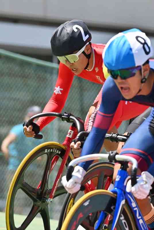 【自転車男子4000メートル速度競走決勝】3位入賞した德永真粋（左、九州学院）＝高松競輪場（後藤仁孝）