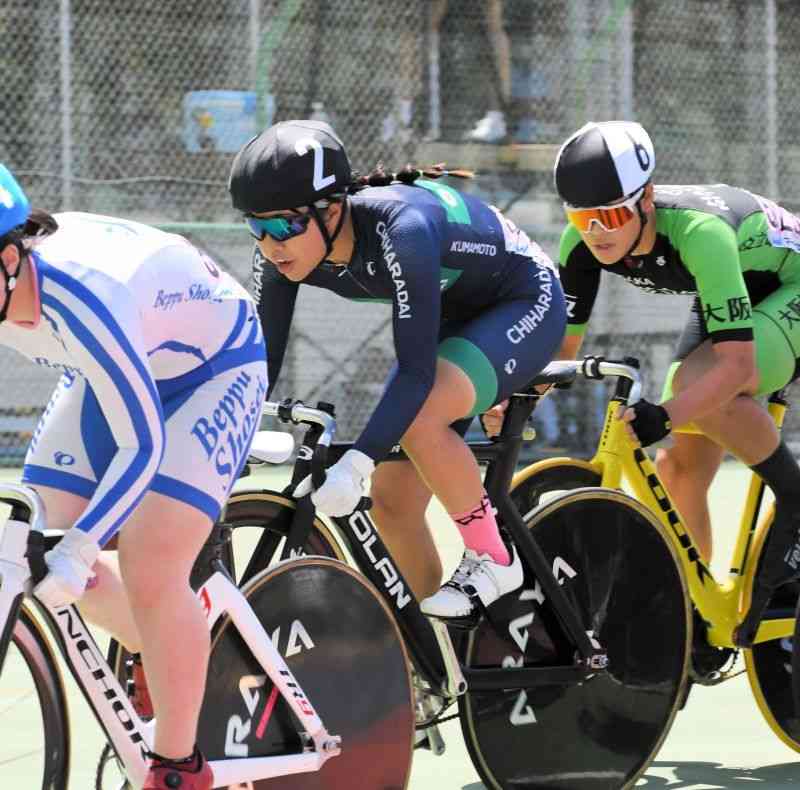 【自転車女子ケイリン決勝】残り1周で先頭へ飛び出ようとする渡邊あかり（千原台・2）