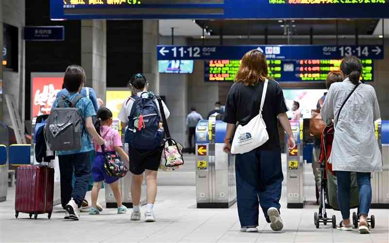 帰省客らでにぎわうJR熊本駅の新幹線口＝6日午後、熊本市西区（石本智）