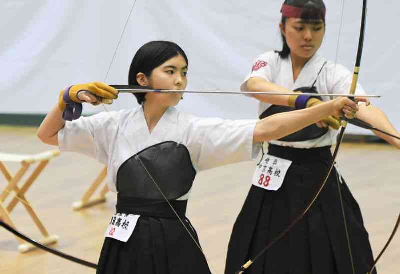 【弓道女子個人決勝】優勝した北岡由衣（東稜）＝徳島市・とくぎんトモニアリーナ特設弓道場