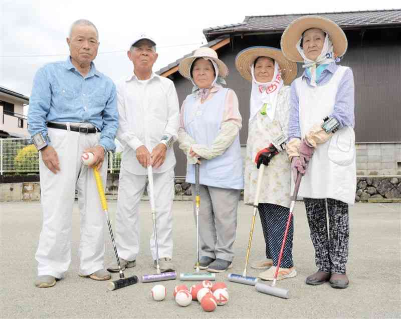平均年齢90歳の大津町杉水チーム。86歳の佐藤允さん（左端）以外は全員が92歳＝同町