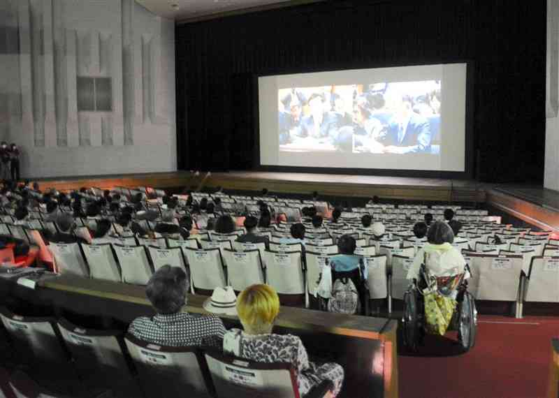 ドキュメンタリー映画「水俣曼荼羅」を観賞する水俣市民ら＝6日、水俣市