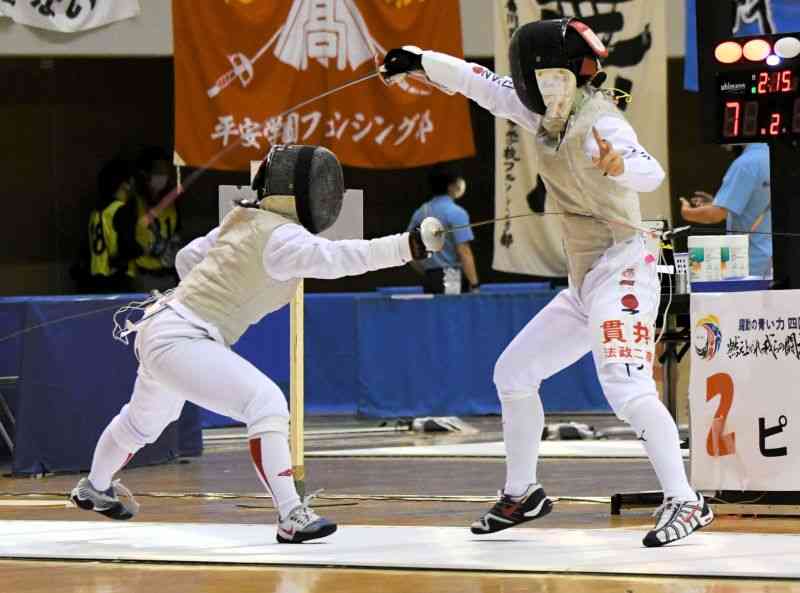 【フェンシング女子個人フルーレ準々決勝】相手から得点を奪う翔陽の中山（左）＝高松市総合体育館