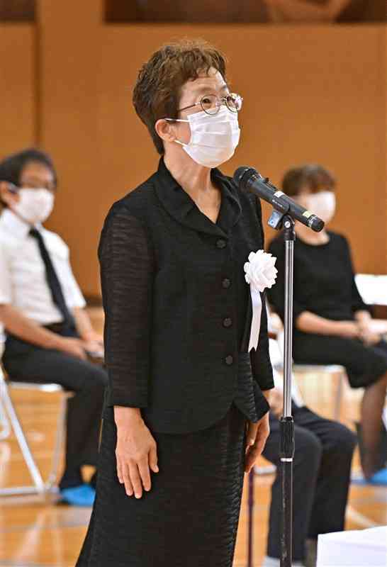 球磨村の豪雨犠牲者追悼式で、亡き母への追悼の言葉を述べた東さゆりさん＝7日、球磨村（小野宏明）