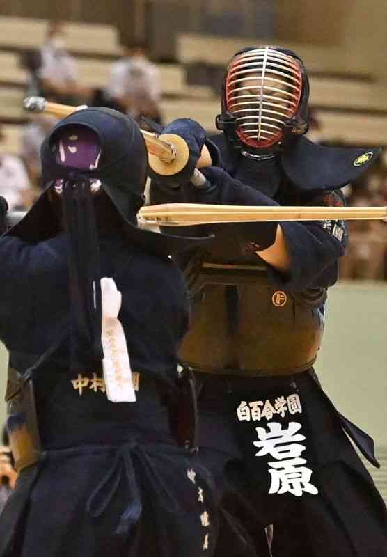 【剣道女子団体準決勝・八代白百合－中村学園女（福岡）】代表戦、果敢に攻め込む八代白百合の岩原＝高知県立春野総合運動公園体育館（後藤仁孝）