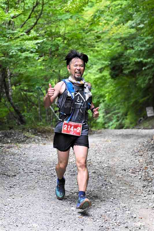 林道を走る九州脊梁ピストントレイル大会の参加者＝宮崎県五ケ瀬町