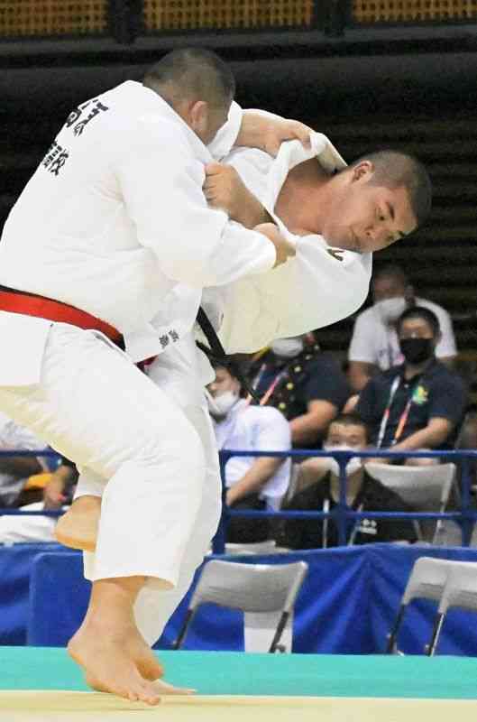 【柔道男子個人100キロ超級決勝】相手に技を仕掛ける牧野泰晟（九州学院）＝愛媛県武道館