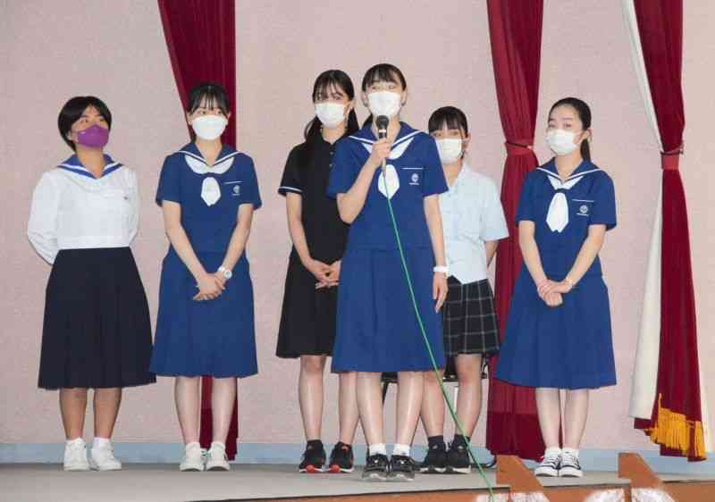 核兵器廃絶を訴える署名活動や学習会など自分たちの活動を報告する熊本県の高校生ら＝8日、長崎市