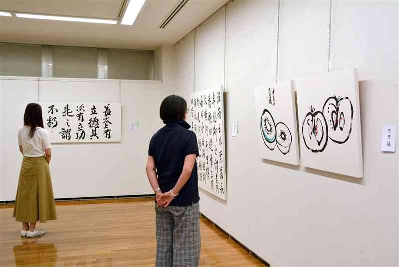 自由な作風の約20点が並ぶ第35回GROUP－愚－作品展＝熊本市中央区