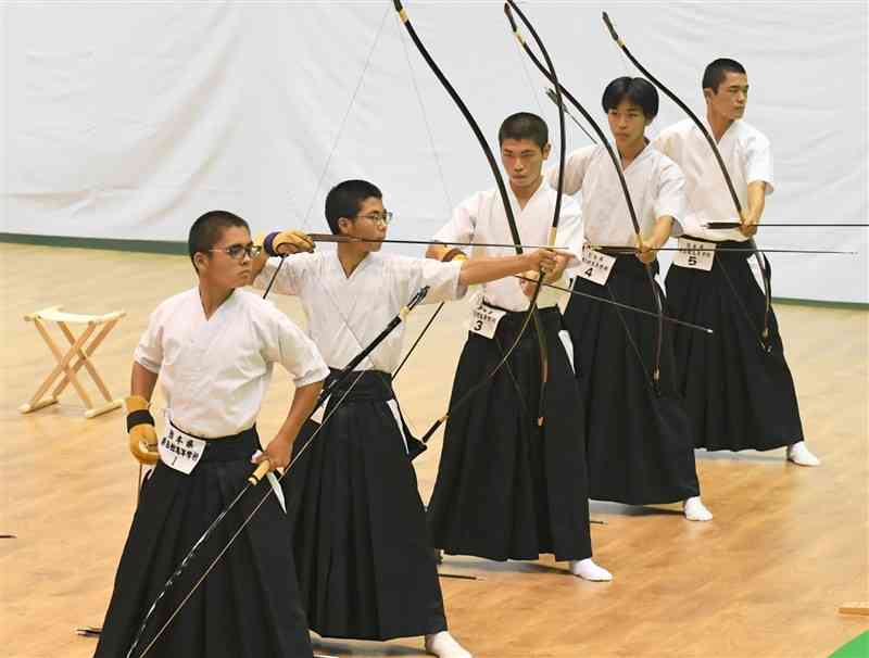 【弓道男子団体決勝トーナメント準々決勝】的を狙う秀岳館の選手たち。左から茅野、小坂、金山、遠山、江口＝徳島県・とくぎんトモニアリーナ特設弓道場