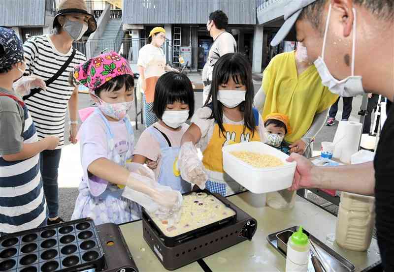 食育体験イベントでたこ焼き作りに挑戦する子どもたち＝天草市