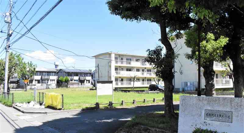 県教職員東熊本住宅の敷地内にある公園（左）＝熊本市東区