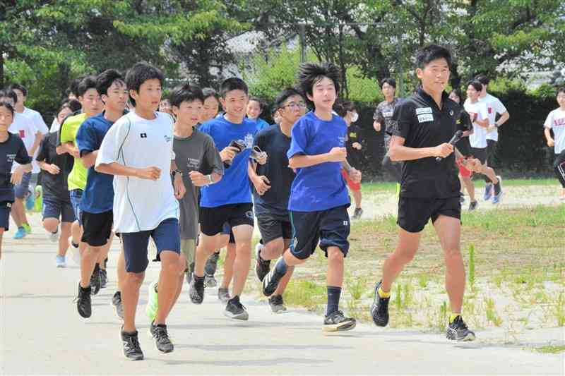 川内優輝選手（右端）のランニング教室で一緒に走る中高生ら＝玉名市