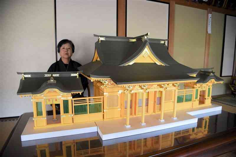 牛嶋富士子さんの作品「阿蘇神社拝殿」。横幅1・6メートルもあり、3分割して制作を進めた大作だ＝山鹿市