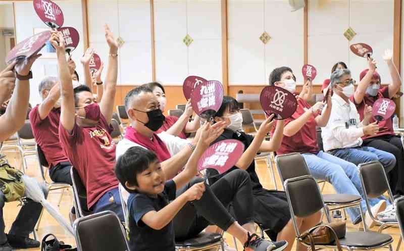 九州学院が初戦突破を決め、喜ぶ在校生や職員ら＝13日、九州学院高
