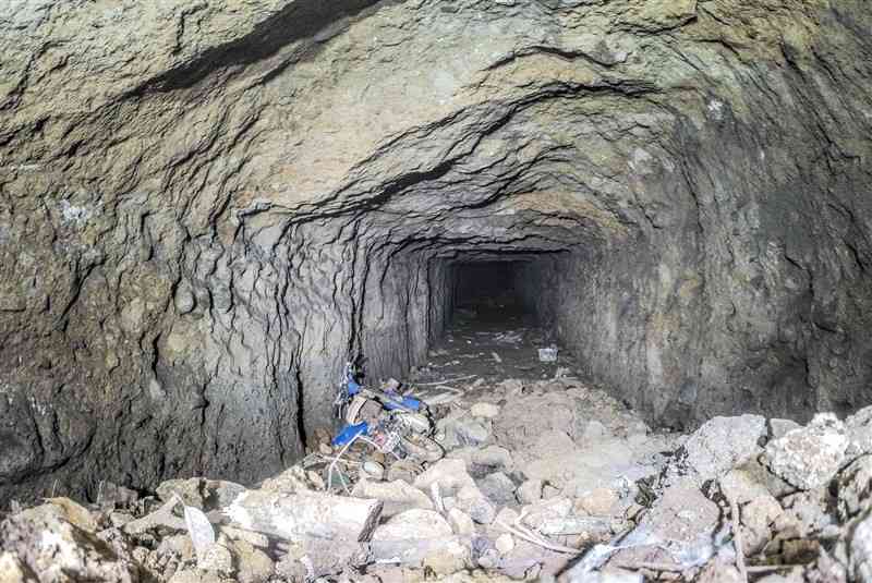 入り口が露出していた2基目の地下壕。側面に坑木設置跡が確認された（くまもと戦争遺跡・文化遺産ネットワーク提供）