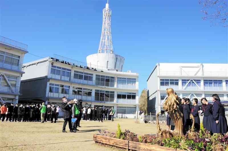 周遊モニターツアーで巡る震災遺構の一つ、東海大旧阿蘇キャンパス＝南阿蘇村