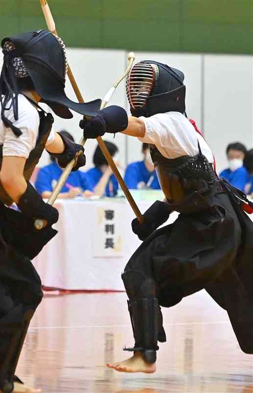 【なぎなた個人試合決勝トーナメント1回戦】面を決める東稜の山川真和（右）＝香川県・丸亀市民体育館（後藤仁孝）