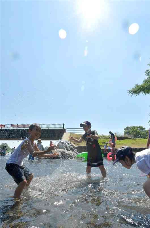 強い日差しが照り付ける中、上江津湖で水遊びを楽しむ子どもたち（後藤仁孝）