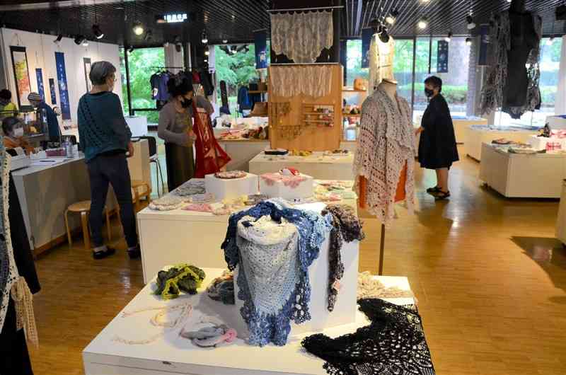 手編みやパッチワーク、藍染めなどの作品が並んだ「こだわりの手仕事展」＝熊本市中央区