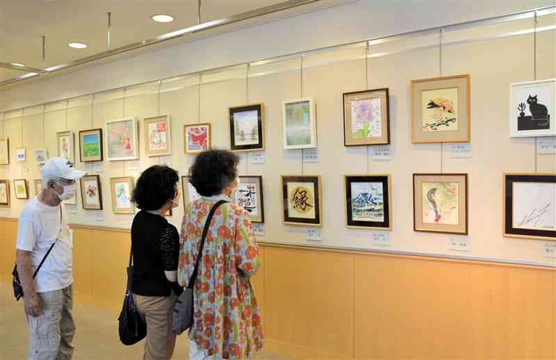 画家の作品などが並ぶ熊日チャリティー知名士色紙展の会場＝17日、熊本市中央区