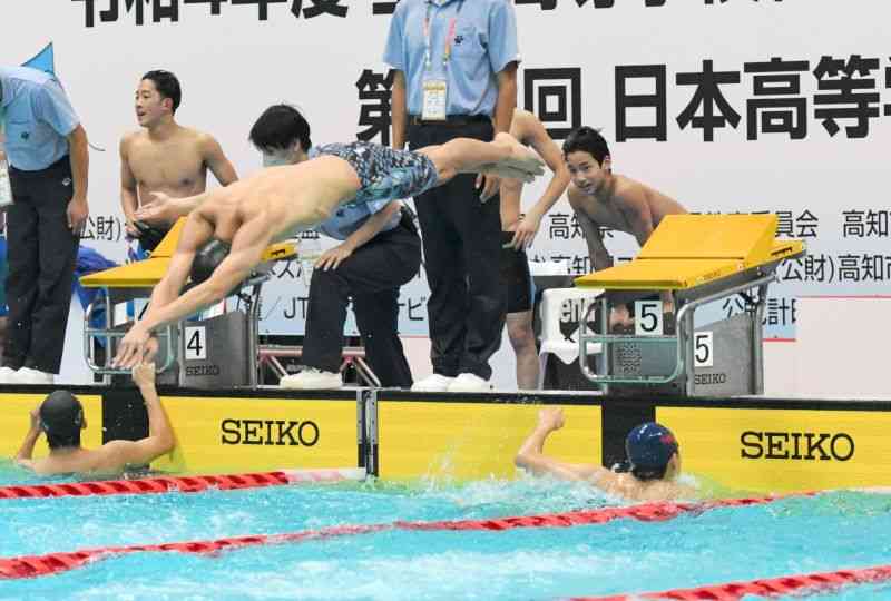 【競泳・男子800メートルリレー決勝】飛び込む九州学院最終泳者の森本