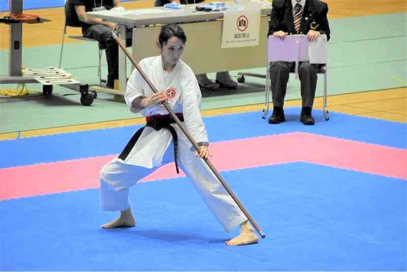 沖縄空手世界大会の棒術の部で型を披露する手嶋泰子さん（本人提供）