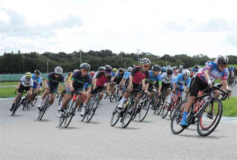 ロードレースで力走する選手たち＝大津町