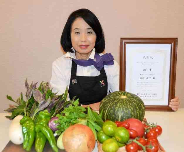 「野菜ソムリエアワード」で銅賞を獲得した持田成子さん＝熊本市中央区
