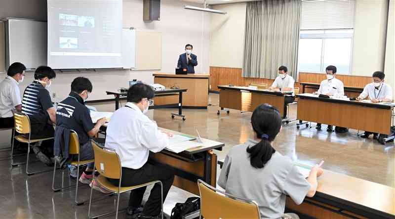 阿蘇保健所を支援するため阿蘇郡市7市町村が職員の派遣を決めた担当課長会議＝19日、阿蘇市