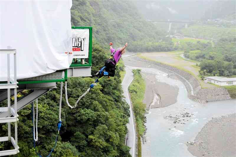 高さ66メートルから絶叫ダイブ 熊本県五木村でバンジージャンプ ２年ぶり再開 熊本日日新聞社