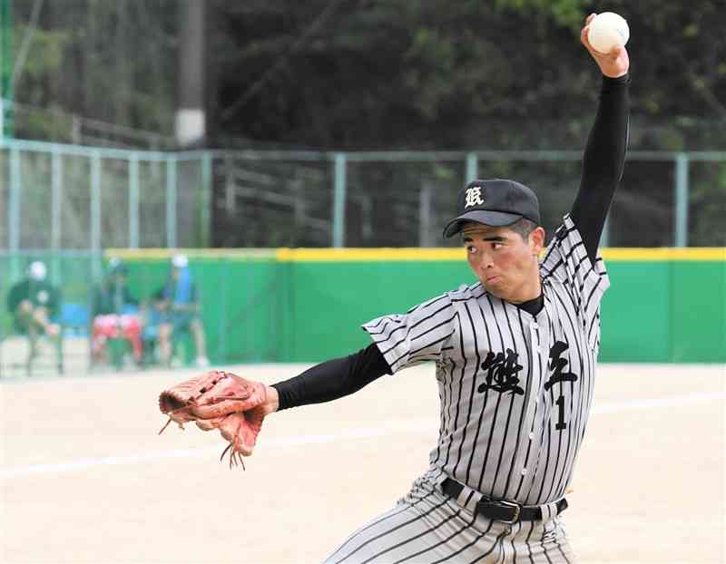 【ソフトボール男子2回戦・熊本工－光明学園相模原（神奈川）】7回まで投げ切った熊本工の先発中川＝高知県・春野総合運動公園運動広場