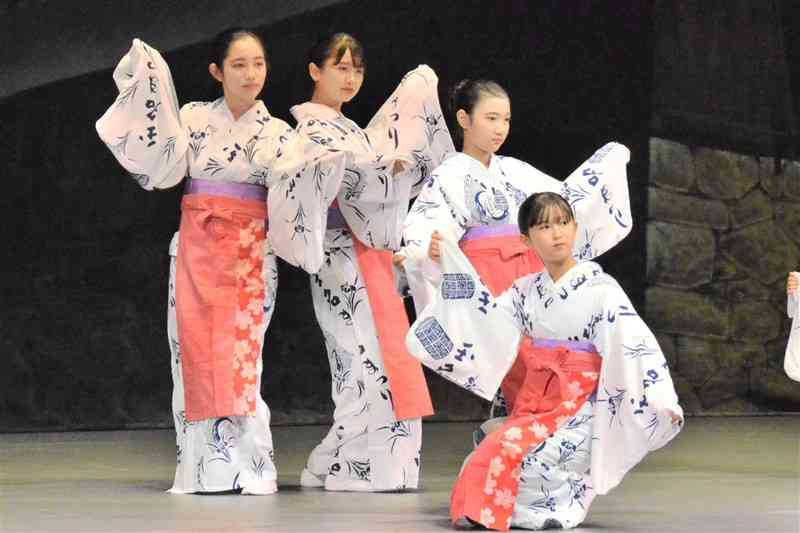 くまもと子ども芸術祭で「おてもやん」を披露した日本舞踊の花道会のメンバー＝玉名市