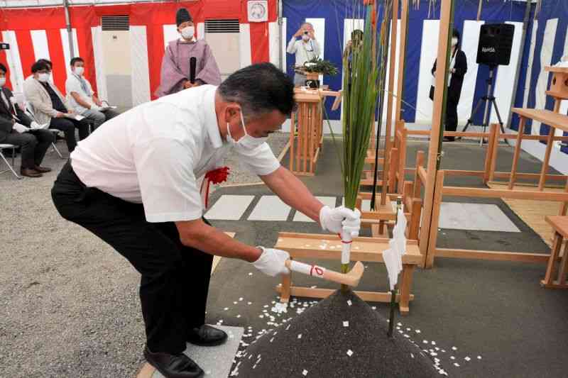 球磨村一勝地地区に整備される災害公営住宅の起工式で鎌入れする松谷浩一村長＝同村