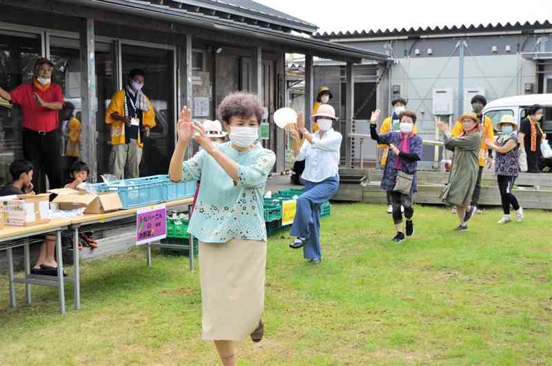 木山仮設団地で開かれた夏祭りで踊る地域住民ら＝益城町