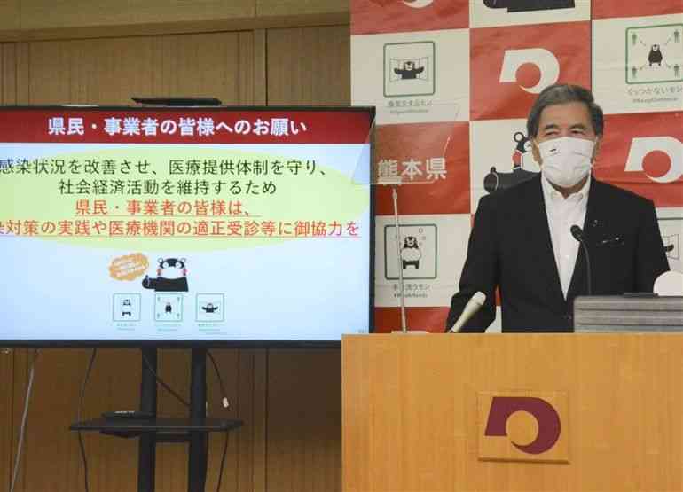 新型コロナウイルス感染者の全数見直しについて見解を述べる蒲島郁夫知事＝24日午前、県庁