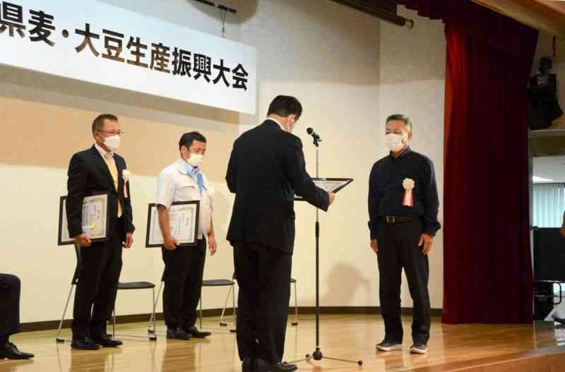 県麦・大豆生産振興大会で表彰を受ける振興共励会の受賞者ら＝24日、熊本市中央区