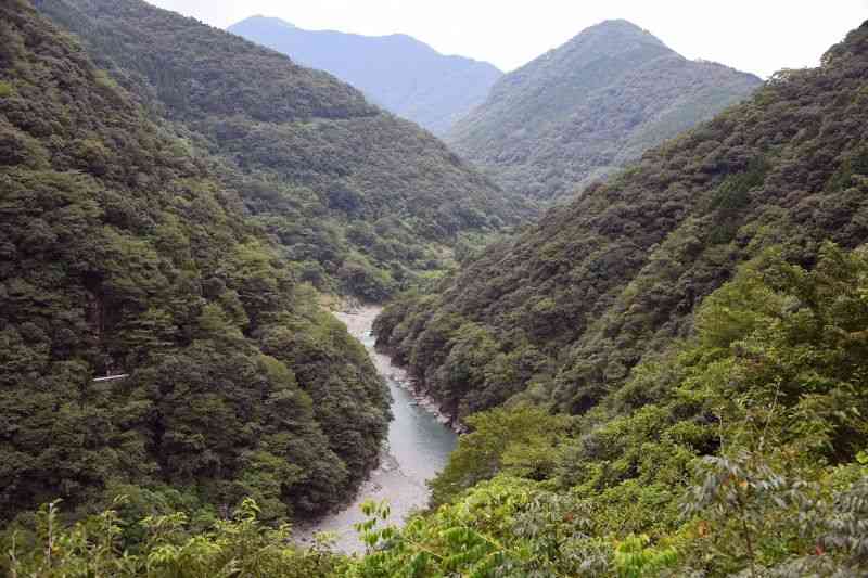 流水型ダムの建設が予定されている川辺川の峡谷＝24日、相良村四浦（小山真史）