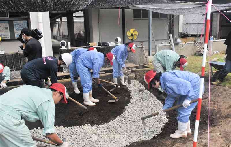 球磨川をイメージした雨庭を整備する南稜高生ら＝あさぎり町