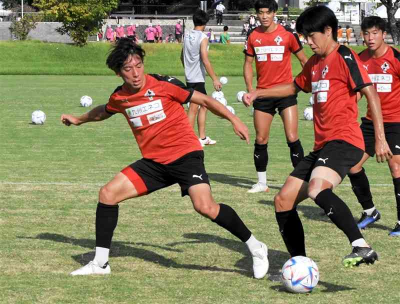 練習で競り合うロアッソ熊本の杉山直宏（左）と土信田悠生＝県民総合運動公園サッカー場