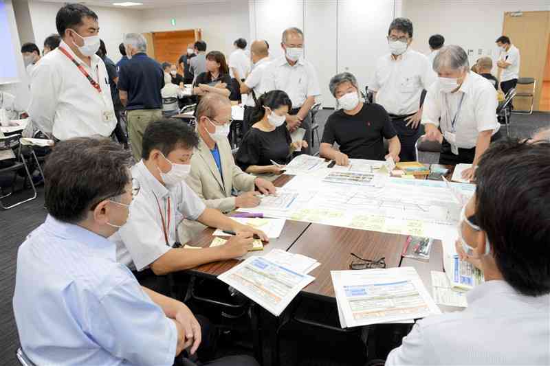 青井地区の復興まちづくりの会合で意見を交わす住民ら＝人吉市