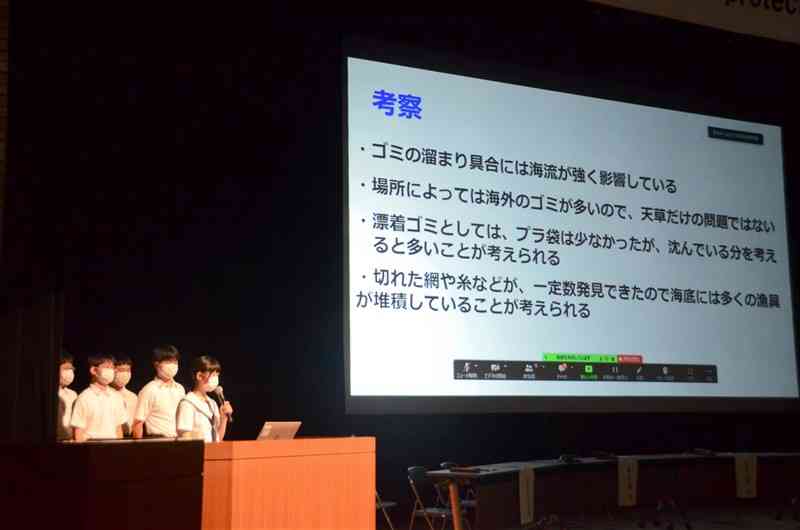 海岸での海洋ごみ調査の結果を報告する天草高の科学部員＝天草市