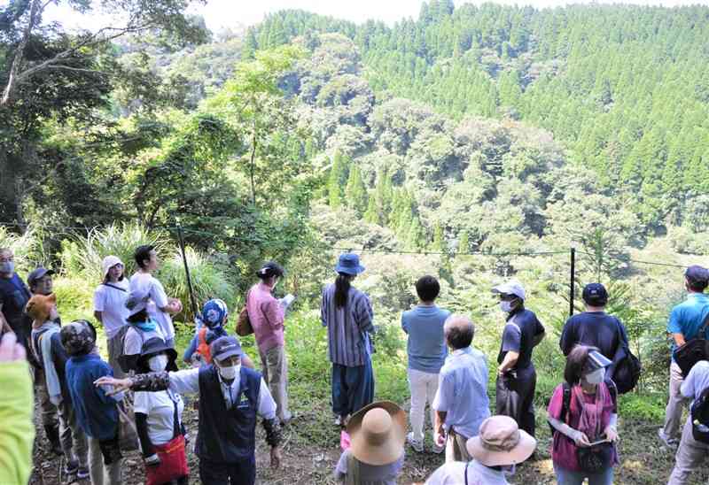 産業廃棄物最終処分場の建設予定地を見学する参加者＝山都町